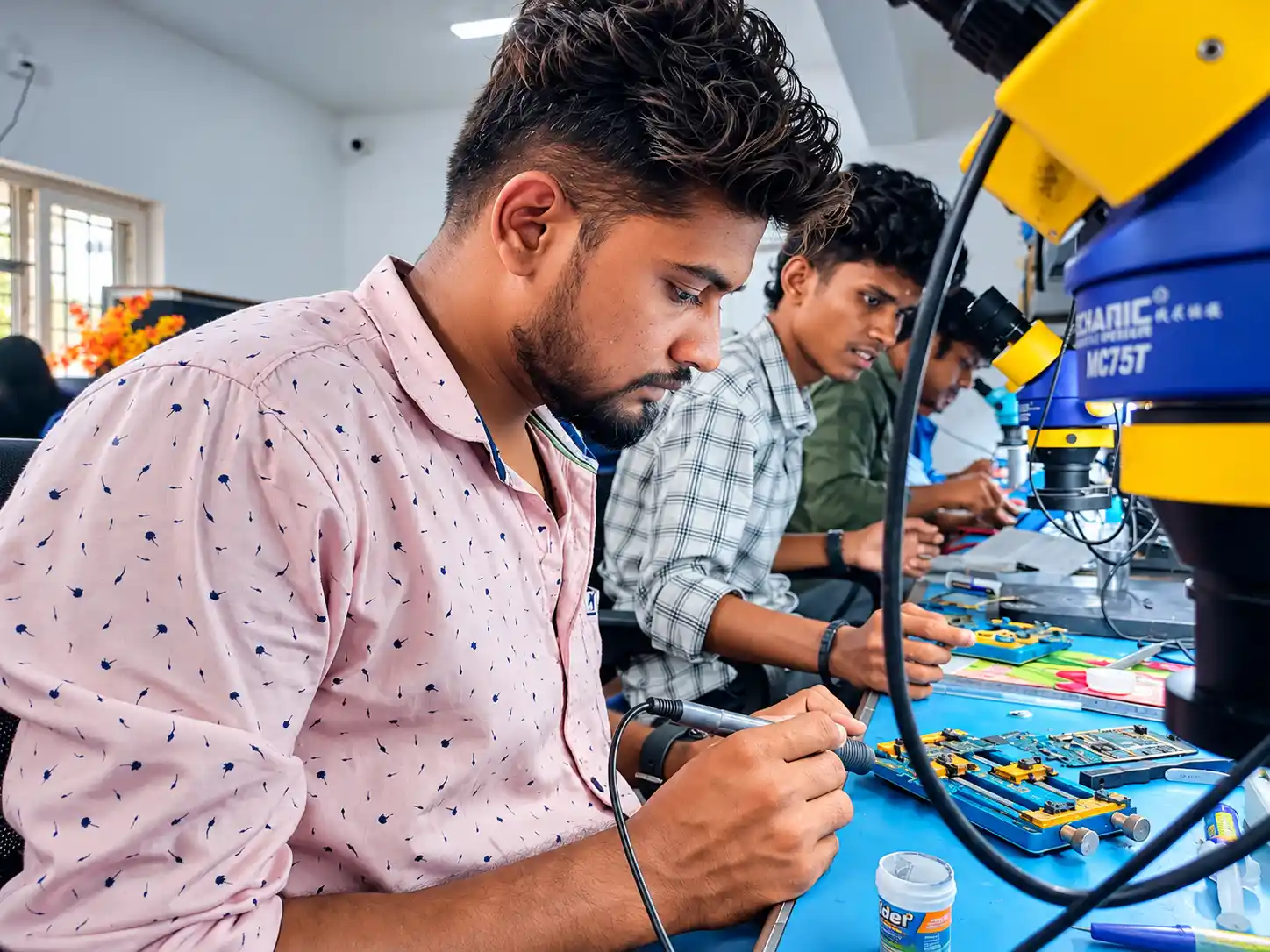 Practical mobile repair training workstation